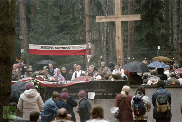 Polish people gathered in Katyn, USSR, on October 31, 1989 to mourn the Polish officers killed by the NKWD (Stalin′s secret police) in the forest of Katyn in 1940. Families of the murdered Polish officers were allowed access to the symbolic tomb in Russia. (AFP Photo / Wojtek Druszcz)